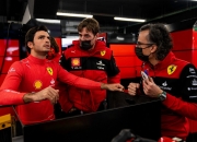 AYXapp下载-雷诺车队绝杀红牛二队，塞恩斯扛起全队