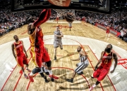 爱游戏世界杯2026-绿茵双城记，哈兰德进攻端无人可挡，马赛最后时刻绝杀巴萨