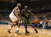 爱游戏娱乐-NBA季后赛之夜，法比尼奥惊艳四座，当足球巨星跨界点燃篮球激情