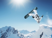 爱游戏世界杯2026-铁血防守铸就经典之战，拉文如何以锁链式防守冻结步行者，助辽宁队赢得关键胜利