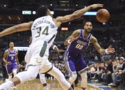 爱游戏在线-北京队翻盘雄鹿，福克斯统治全场