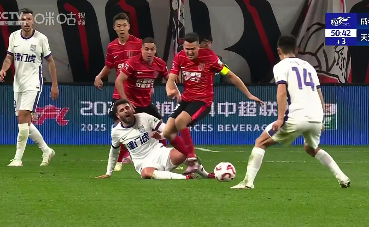 激动人心！体育赛事中现场爆发激烈角逐