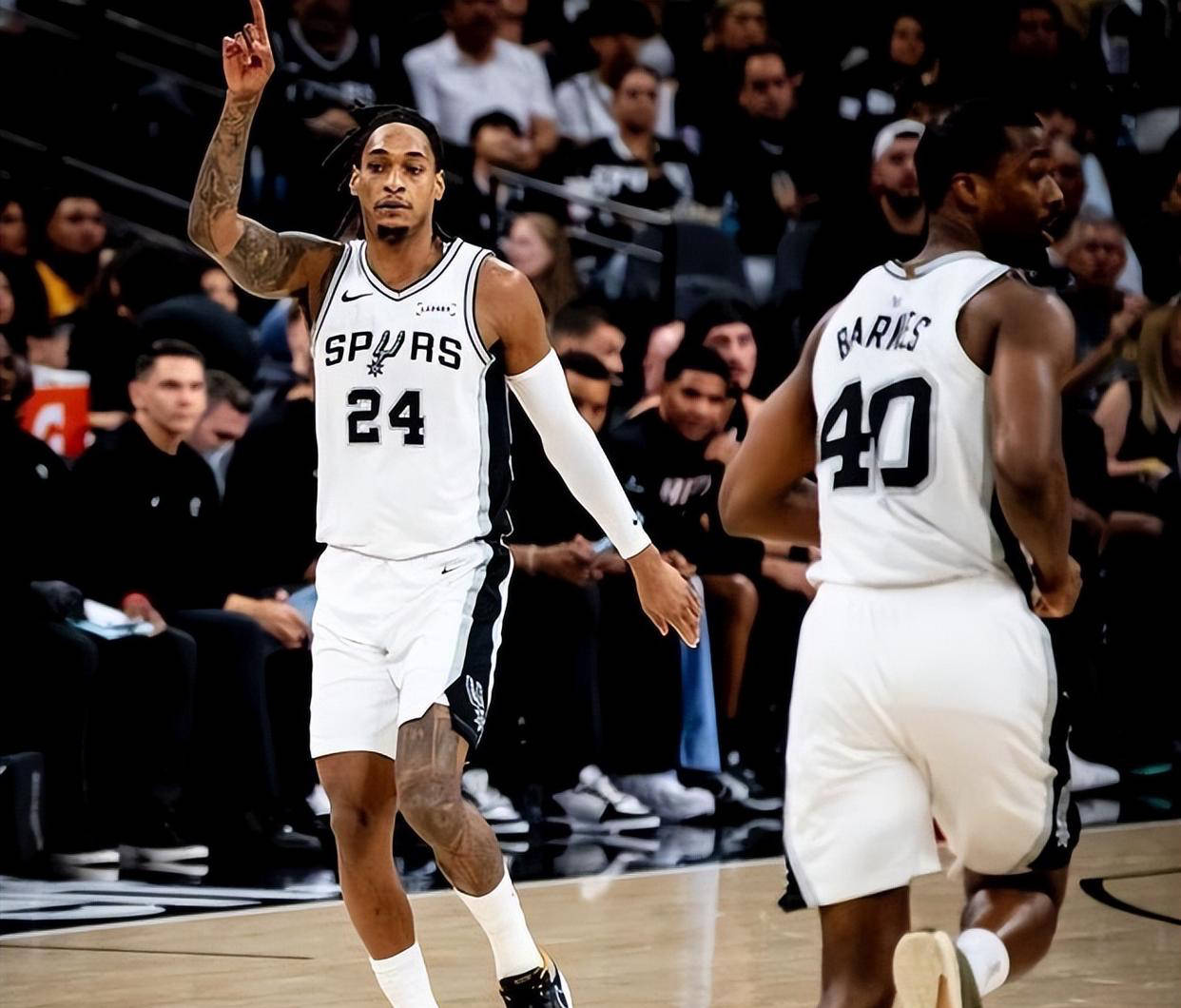 马刺老将表现神勇,领军疯狂追分 马刺老将表现神勇,领军疯狂追分