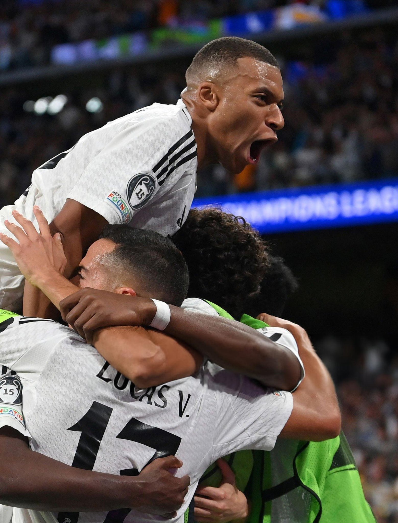 顶尖球队对决,场上技术较量激烈,胜负难言 顶尖球队对决,场上技术较量激烈,胜负难言