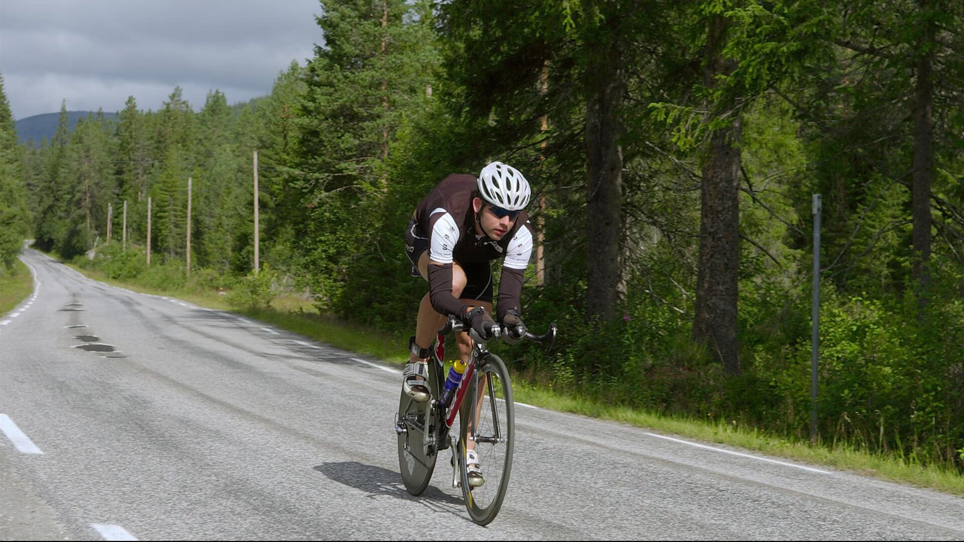 法拉利绝地反击，拉塞尔火热状态难阻跃马翻盘梅赛德斯