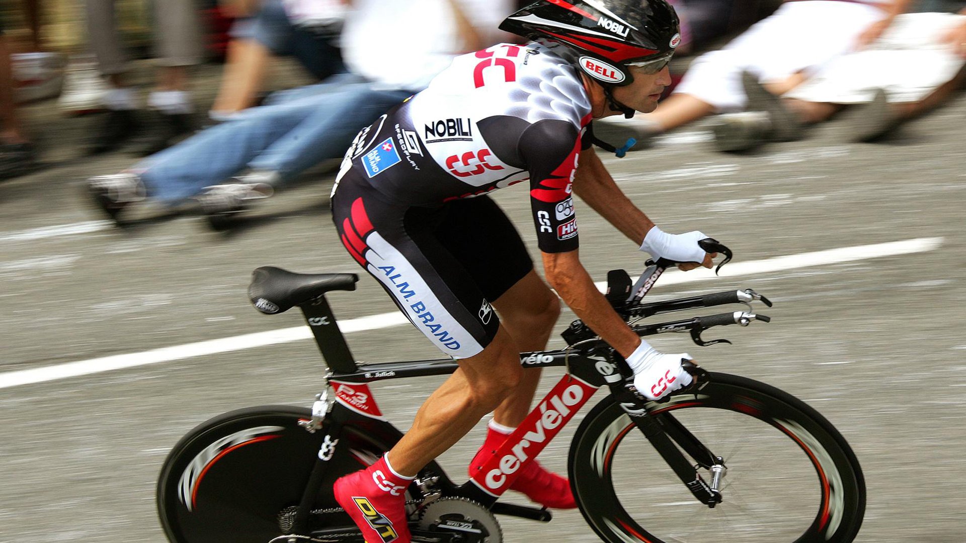 红牛鏖战威廉姆斯，维斯塔潘惊艳四座，一场速度与策略的经典博弈