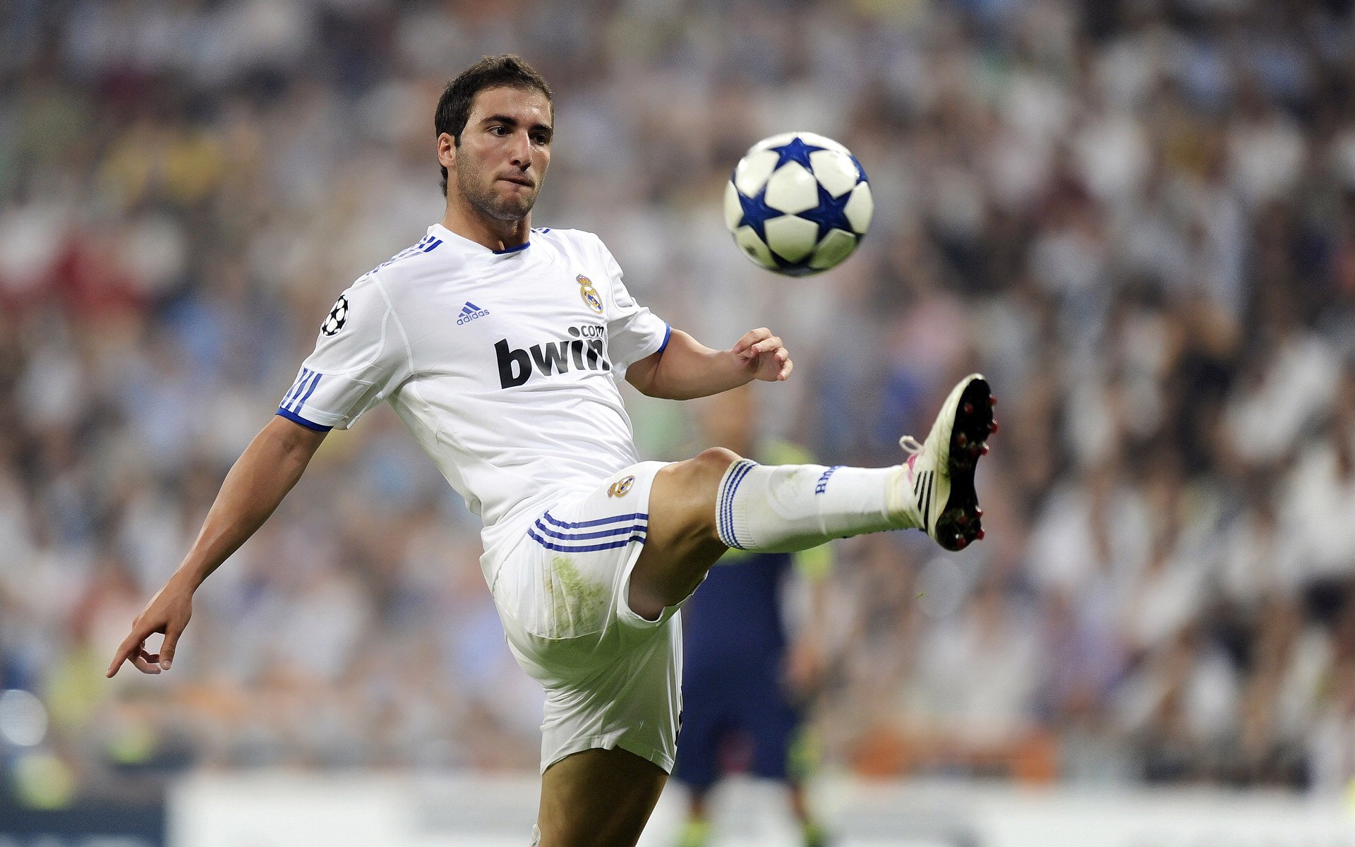 世界排名争夺战之夜，梅西连续得分拉开差距